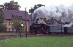 Personenzug nach Oberwiesenthal bei der Ausfahrt aus Neudorf im Erzgebirge am 15.09.2001
