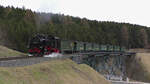Die Schmalspurdampflok 99 1794-9 der SDG erreicht gerade den Kurort Oberwiesental an der Fichtelbergbahn. 
