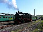 Dampflok 99-772 der SDG-Fichtelbergbahn  mit 2 Zusatzwagen im  Bahnhof Cranzahl.