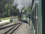 99 794 der Fichtelbergbahn fhrt mit ihrem Personenzug Cranzahl -Oberwiesenthal aus Hammerunterwiesenthal aus.