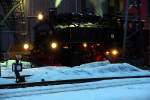 99 772 macht sich am spten Nachmittag des 8.01.05 vor dem Lokschuppen in Oberwiesenthal fr den letzen Zug nach Cranzahl bereit.