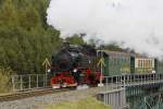 99 786 passiert am 22.10.2010 den Httengrundviadukt kurz vor dem Bahnhof Oberwiesenthal.