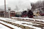 Ostern 1997 herrschte im Erzgebirge noch der Winter: 099 750-2 versteckt den Brenstein bei der Ausfahrt aus Cranzahl am 22.