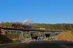 Kurz vor dem Endbahnhof der CW, Kurort Oberwiesenthal, berquert der Zug noch den in einem Gleisbogen liegenden, 100m langen Httenbachviadukt, 23.10.2012.