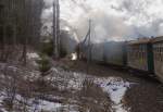 Mit voller Leistung ziehen am 30.12.2012 Dampflok 99 794 und Diesellok L45H-083 ihren schweren, aus zehn vollbesetzten Wagen bestehenden Personenzug P1003 die Steigungsstrecke in Richtung