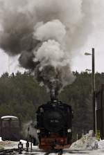 Bahnhof Kurort Oberwiesenthal, Einfahrt mit krftiger Rauchwolke [07.03.2013]