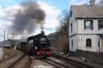 99 1773 fhrt mit Az84023 am 14.04.2013 in Cranzahl aus dem Gterbereich aus,