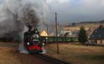 99 1793-1 und 99 1741-0 fahren am 30.12.2015 mit dem P 1005 (Cranzahl - Oberwiesenthal) durch die Ortschaft von Neudorf (Erzgebirge).  Zwischen den Feiertagen hat man einige Umläufe bei der SDG mit zwei Dampfloks bespannt. Der Gegenzug fuhr mit einer Dampflok und Diesellok.