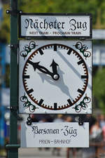 Die Abfahrtsinformationstafel am Hafen von Prien.