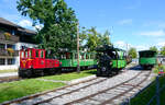 Auf unserer Fahrradtour um den Chiemsee zuf�lligerweise genau zum richtigen Zeitpunkt am richtigen Ort: um 13.26 Uhr konnte die Dampflok und die Diesellok der Chiemseebahn im Bahnhof beim Hafen