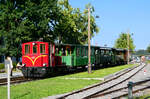 Der 4 Wagen-Zug in Richtung Bahnhof in der Stadt steht am Hafen bereit. Der Fotograf steht nicht im Gleisbereich. Prien am Chiemsee, 12.9.2026