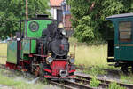 Die 1923 bei Hohenzollern gebaute Lok  Emma  rangiert am 20.06.2021 im Bahnhof Bad Orb an ihren aus 3 Wagen bestehenden Zug, den sie auf 600 mm Spur nach Wächtersbach bringen wird, dafür