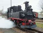 99 584 der Döllnitzbahn ('Wilder Robert') am 04.01.20 in Mügeln.