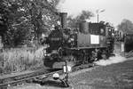 29. September 1984, Schmalspurbahnhof Mügeln. Die Mügelner Schmalspurbahn feierte an diesem Wochenende ihr 100-jähriges Bestehen. Gleichzeitig konnte die Stadt Mügeln auf eine 1000-jährige Geschichte zurückblicken. Verschwiegen wurde auch nicht, dass auch die DDR ein rundes Jubiläum feierte, sie wurde vor 35 Jahren gegründet. Schilder und Fähnchen wiesen an den Lokomotiven auf diese Ereignisse hin. Lok 99 608 rangiert.