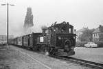 29. September 1984, Schmalspurbahnhof Mügeln. Die Mügelner Schmalspurbahn feierte an diesem Wochenende ihr 100-jähriges Bestehen. Gleichzeitig konnte die Stadt Mügeln auf eine 1000-jährige Geschichte zurückblicken. Verschwiegen wurde auch nicht, dass auch die DDR ein rundes Jubiläum feierte, sie wurde vor 35 Jahren gegründet. Schilder und Fähnchen wiesen an den Lokomotiven auf diese Ereignisse hin. Lok 99 586 steht mit dem Zug nach Oschatz zur Ausfahrt bereit.