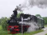 99 157-5 am Bahnbergang in Oschatz  Sdbahnhof ,aufgenommen am 28.Mai 2007   