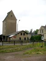 Das Anschlussgleis rechts vom Empfangsgeb�ude in M�geln f�hrte einst zur Kohlenhandlung L�ssig, 28.07.07