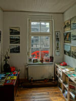 Blick aus dem Fenster des Eisenbahnpostkartenmuseums im Oschatzer Südbahnhof auf 99 1584 (21.05.2022)