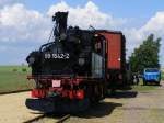 99 1542-2 mit Gterzug und historischer LKW in Naundorf am 12.6.2009.