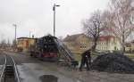 Dllnitzbahn 99 1574-5 whrend der Bekohlung am 02.01.2012 im Bw Mgeln.