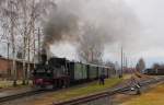 Döllnitzbahn 99 1574-5 mit der DBG 208 nach Glossen, am 02.01.2012 bei der Ausfahrt in Mügeln.