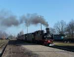 Bei herrlichen Wetter fährt 99 1574 mit ihren Personenzug in Müggeln ein.14.02.2015