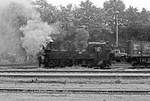 10.06.1982, Bahnhof Oschatz, Schmalspurbahn, Lok DR 99 1542, Waggons mit Kohle, in Oschatz stationierte sowjetische Soldaten holen diese mit ihren LKW's ab.