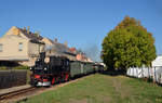 99 1574 hat bereits den Bahnhof Oschatz verlassen als sie sich mit ihrem Personenzug durch den Oschatzer Ortskern schiebt. Fotografiert am 13.10.18.