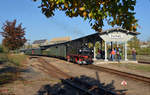 99 1574 hat sich am 13.10.18 im Bahnhof Oschatz vor ihren Zug nach Glossen über Mügeln gesetzt und wartet nun auf die Abfahrt.