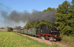 99 1574 hat mit ihrem Personenzug ihren Zielbahnhof Kemmlitz Ort fast erreicht als sie die Felder kurz vor Kemmlitz am 13.10.18 passiert.