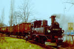 22. Oktober 1985, Schmalspurbahn Oschatz - Mügeln. Lok 99 562 im Stadtgebiet von Oschatz am Ufer der Mandau mit einem Rollwagenzug.