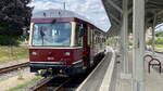 Der Triebwagen VT 137 515 der Döllnitzbahn im Bahnhof Oschatz Süd am 03. Juli 2023. 