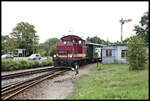 Die Döllnitzbahn fährt hier mit Zug 103 aus Mügeln kommend am 5.8.2023 um 10.32 Uhr in Oschatz ein.Zuglok 199031-6 passiert dabei das heute still gelegte Stellwerk Häuschen.