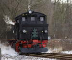 Rangieren in Kemmlitz, dem Zielbahnhof der heutigen Glühweinfahrt.
Der  freundliche Meister gehört mit ins Bild. 02.01.2026  11:04 Uhr .
Die Strecke führte  früher bis Wermsdorf (am Horstsee) und Neichen.