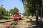 Schmalspurdiesellok 199013 von der Zittauer Schmalspurbahn war am 24.06.2026 auf der D�llnitzbahn im Einsatz. Um 09.00 Uhr war sie mit einem  Personenzug aus Oschatz in M�geln angekommen und setzte dort um.