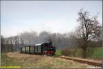 99 1574 ist mit DBG 206 nach Mgeln am Nachmittag des 30.03.08 in den Feldern vor Naundorf unterwegs.