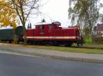 Der Nachmittagspersonenzug von Oschatz nach Mgeln wird wie viele andere Zge von Diesellokomotiven gezogen. Hier macht gerade 199 031-6 am 16.10.2008 Halt in Schweta.