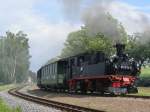 99 1574-5 mit Personenzug in Nebitzschen auf dem Streckenast Richtung Kemmnitz am 12.6.2009. Diese Strecke kann aufgrund einer gesperrten Brcke zurzeit nicht befahren werden. Eigentlich sollte der Zug noch bis zu dieser fahren, da der vereinseigene Leiterwagen aber auf dem B parkte, musste der Zug bereits dort anhalten. Wie ich gehrt habe durfte sich der Fahrer danach einiges anhren!