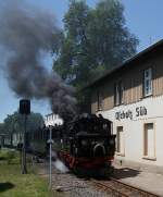 Nach der Zugkreuzung mit dem Zittauer Triebwagen, verlt der aus Mgeln kommende Zug den Bahnhof Oschatz-Sd,13.06.2009.