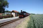 99 1542-2 durchfhrt mit ihrem Personenzug den Hp. Schweta Gasthof in Richtung Mgeln, 13.06.2009.