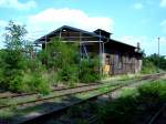 In einem traurigen Zustand, der Lokschuppen in Oschatz am 24.07.05