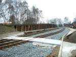 Feldbahnschauanlage Glossen mit den neu verlegten Schmalspurgleisen des Wilden Robert am 17.04.06