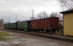 Abgestellte Schmalspurwagen der Dllnitzbahn im Bf Mgeln; 02.01.2012