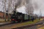 Dllnitzbahn 99 1574-5 mit der DBG 208 nach Glossen, am 02.01.2012 im Bf Mgeln.