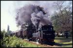 991564 kommt am 3.5.1990 mit einem Kaolin Güterzug in Oschatz an und bleibt kurz vor der Bahnhof Einfahrt liegen. Die letzte Steigung ist zu viel für die kleine Maschine.