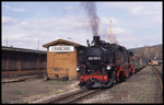 99750 hat sich vor 99737 am 27.04.1996 im Bahnhof Cranzahl gesetzt, um einen Vorspann Dienst für einen besonders langen Planzug zu leisten.