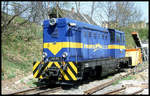 Am 5.5.2003 war die rumänische Diesellok LH45-083 noch nicht lange bei der Fichtelbergbahn im Erzgebirge beheimatet. In frischem blau gelben Lack stand sie fotogerecht im Bahnhof Oberwiesenthal.