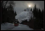 Kurz vor Sonnenuntergang fährt die Schmalspurdampflok 99 1794 der Fichtelbergbahn von Cranzahl nach Kurort Oberwiesenthal, hier kurz vor Kretscham-Rothensehma.