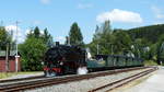 Die Altbau VII K 99 1747-7 (99 747; DB 099 727-0)) mit dem P 1005 Fichtelbergbahn Cranzahl - Oberwiesenthal im Bahnhof Neudorf (Erzgebirge); 18.07.2020  