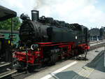99 1772 vor Personenzug im Bahnhof Oberwiesenthal
